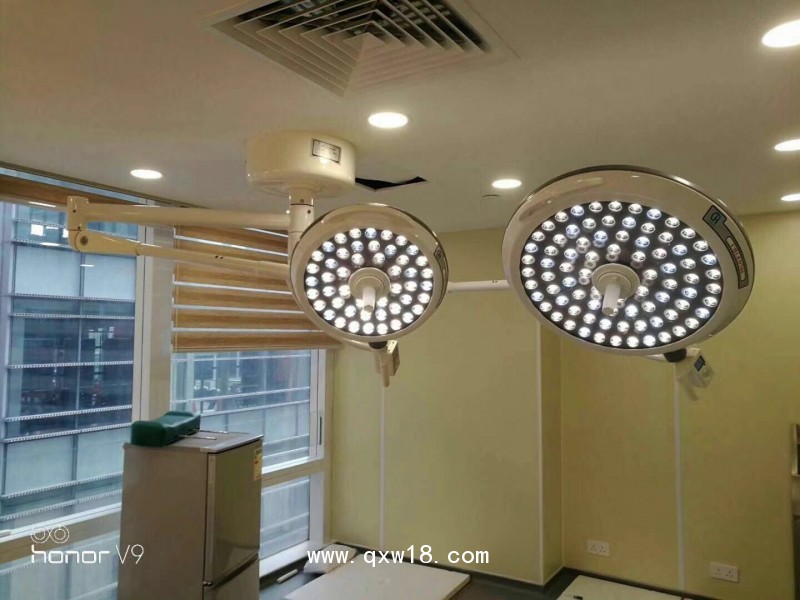 銷(xiāo)高質(zhì)量LED定焦700/500無(wú)影燈吊式LED雙頭手術(shù)燈